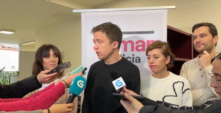 O deputado no Congreso de Sumar, Íñigo Errejón, atende aos medios de comunicación xunto á candidata de Sumar Galicia á presidencia da Xunta, Marta Lois 