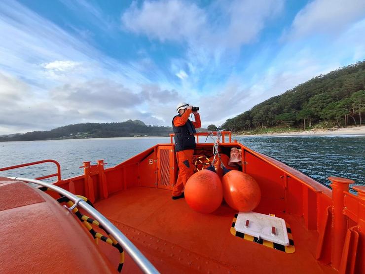 Medios de Salvamento Marítimo buscan sacos de pélets no mar 