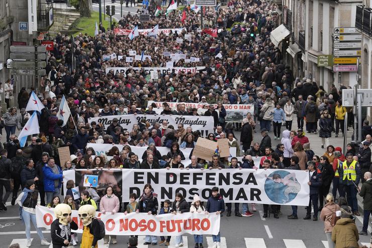 Miles de manifestantes durante unha protesta contra a xestión pola vertedura dos pellets. Álvaro Ballesteros - Europa Press 