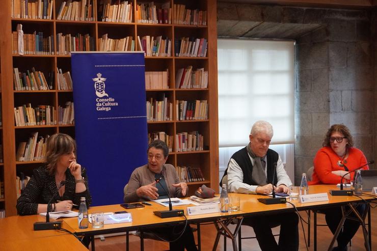 Membros do Consello da Cultura Galega na presentación do informe sobre a arquitectura indiana en Galicia 