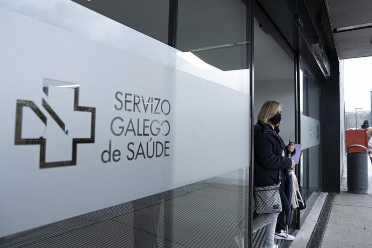Unha muller sae con máscara do Hospital Álvaro Cunqueiro de Vigo, a 10 de xaneiro de 2024, en Vigo 