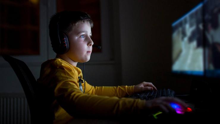 Neno xogando a un videoxogo no seu PC 