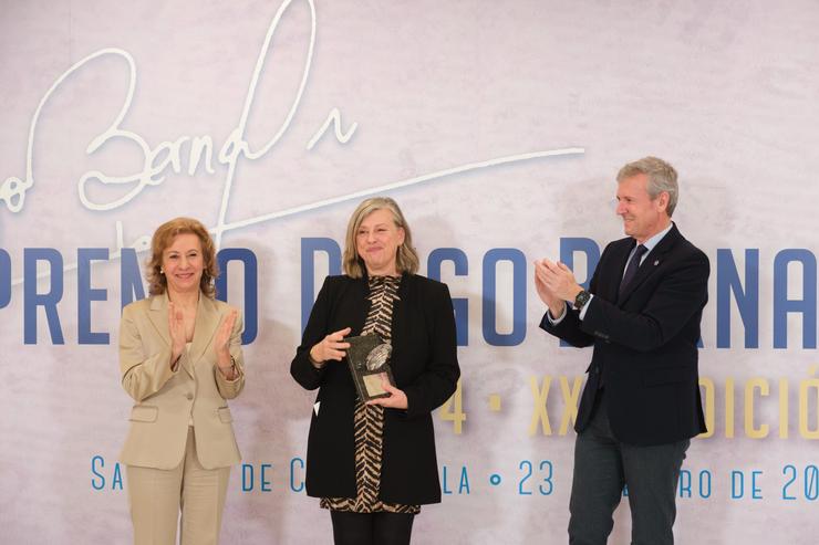 O presidente da Xunta de Galicia, Alfonso Rueda, xunto á presidenta da Asociación de Xornalistas de Galicia, María Méndez; e a premiada, Aida Pena. DAVID CABEZON @ XUNTA 