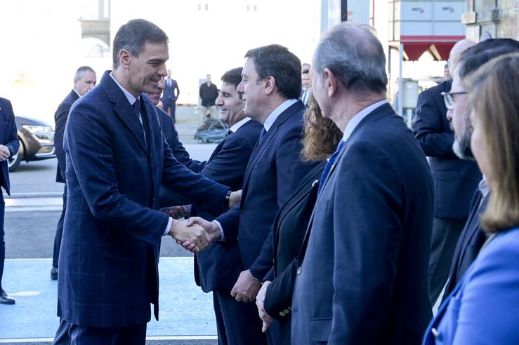 O presidente do Goberno, Pedro Sánchez (e), saúda ao presidente da Deputación da Coruña, Valentín González Formoso (d), á súa chegada ás instalacións do estaleiro de Navantia, 