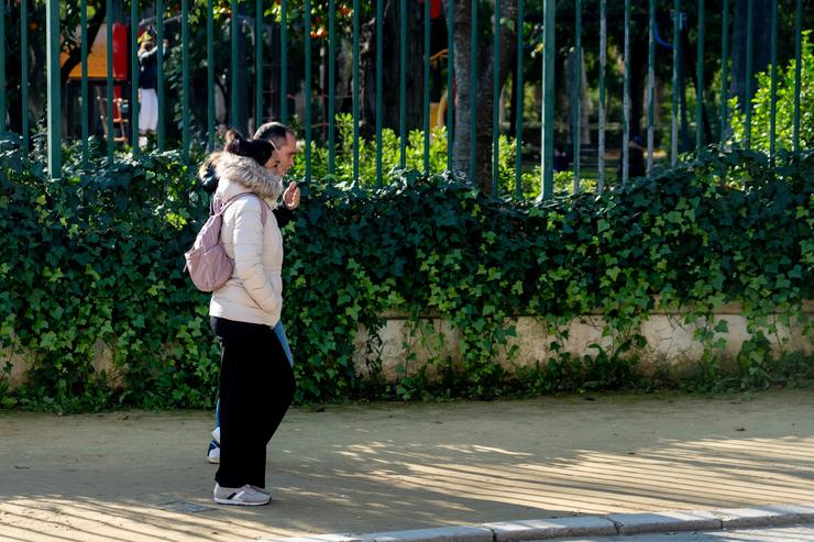 Persoas abrigadas pasean polo Parque de María Luisa,  nun día frío e o asollado á vez, a 27 de decembro do 2023 en Sevilla (Andalucía, España).. Eduardo Briones - Europa Press 