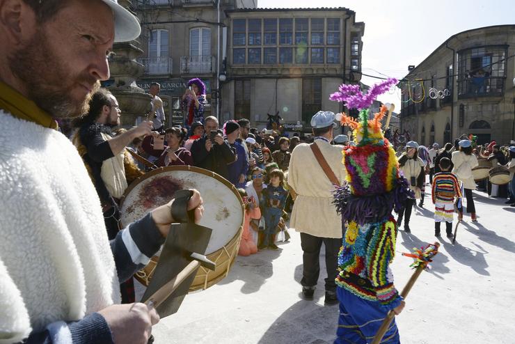 Foilóns tocan música no desfile polas rúas na celebración do Domingo Gordo do Entroido, a 19 de febreiro de 2023, en Viana do Bolo, 