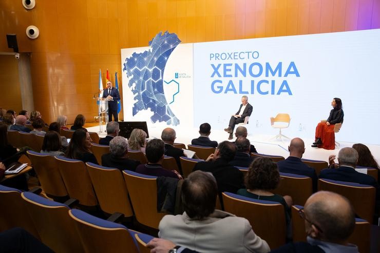 O conselleiro de Sanidade, Xullo García Comesaña, acompañado polo director da Fundación Pública Galega de Medicamento Xenómica, Anxo Carracedo, no acto de presentación do proxecto Xenoma Galicia.. XOÁN CRESPO 