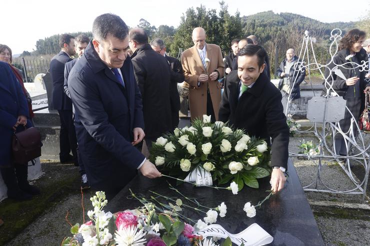 Ferrol lembra ao escritor Gonzalo Torrente Ballester no día que se cumpren 25 anos do seu falecemento, cunha ofrenda floral no cemiterio de Serantes.. XUNTA 