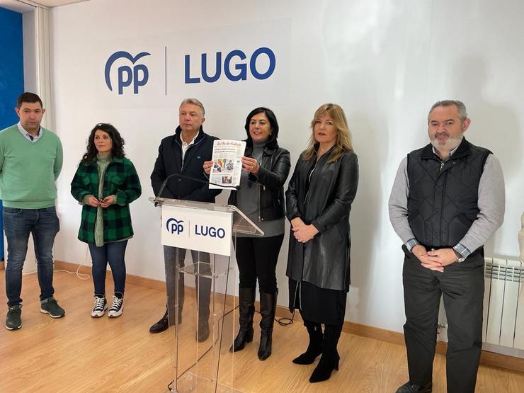 A presidenta provincial do PP de Lugo, Elena Candia, mostra ao termo da súa intervención na sede do partido