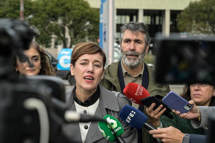A candidata de Sumar á presidencia da Xunta, Marta Lois, ofrece declaracións aos medios tras participar nunha reunión con representantes do sindicato Venia, a 3 de xaneiro de 2024, na Coruña 