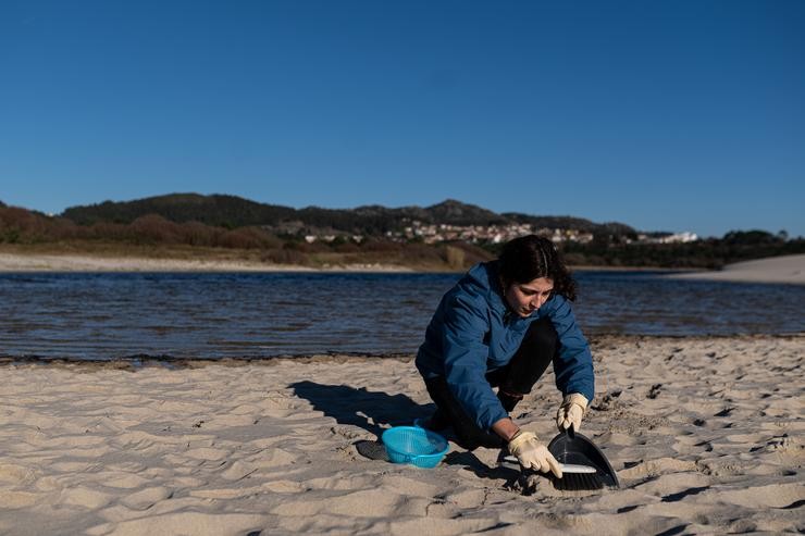 Voluntarios fan unha recollida de pellets da area, Galicia, a 7 de xaneiro de 2024, na Coruña 