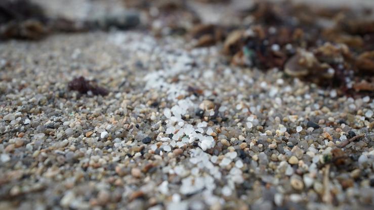 Arquivo - Pellets de plástico na praia de Sabón, a 9 de xaneiro de 2024, na Coruña.. Gustavo da Paz - Europa Press - Arquivo 