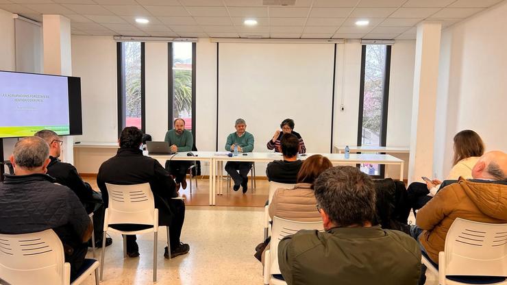 O director xeral de Planificación e Ordenación Foresta, José Luís Chan, reuniuse este luns con veciños e representantes da comunidade de montes veciñais de Mouriscados. XUNTA 