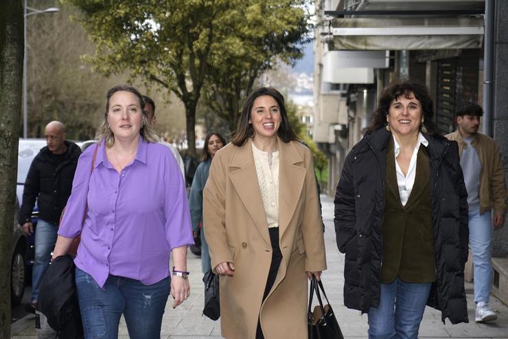 A exministra de Igualdade, Irene Montero (c);  a candidata de Podemos á Presidencia da Xunta, Isabel Faraldo (d);  e a candidata por Pontevedra, Carmen Berzosa (i), 