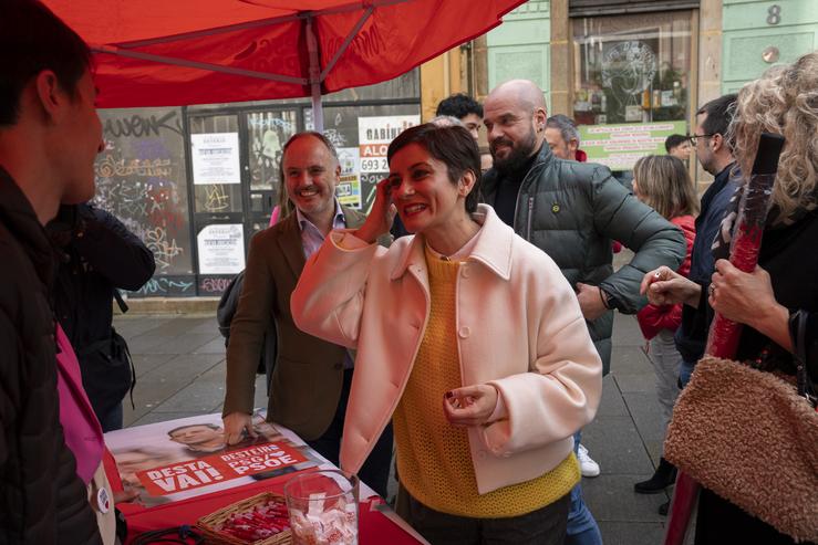 A ministra de Vivenda e Axenda Urbana, Isabel Rodríguez, e o deputado do PSOE, David Regades, durante a súa visita á cidade / Adrián Irago