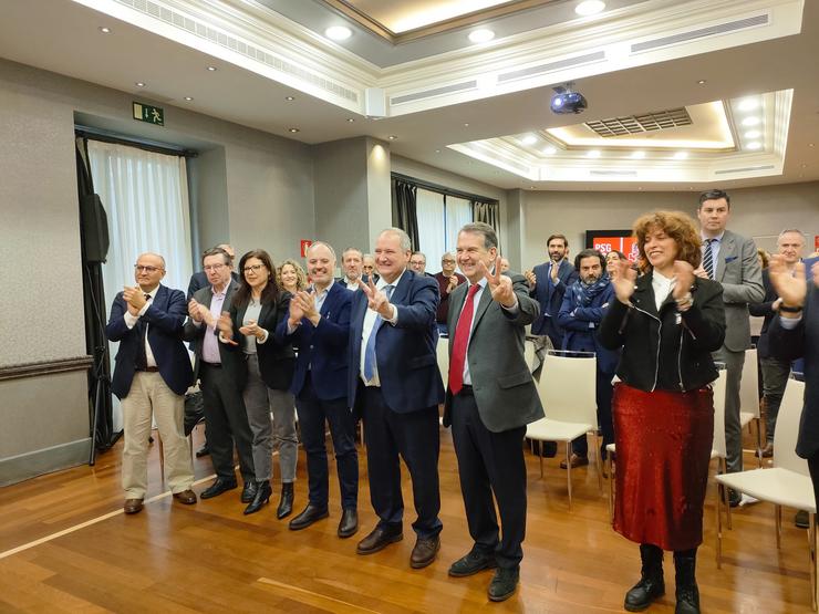 O ministro de Industria e Turismo, Jordi Hereu, xunto ao alcalde de Vigo, Abel Caballero, os candidatos do PSdeG Carlos López Font e Leticia Gallego, entre outros, nun acto sectorial en Vigo, a 15 de febreiro de 2024 