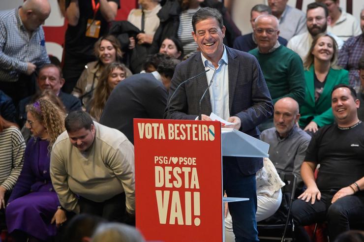 O candidato do PSdeG á Xunta de Galicia, José Ramón Gómez Besteiro, intervén durante un mitin de campaña do PSdeG, no auditorio do Centro Ágora 