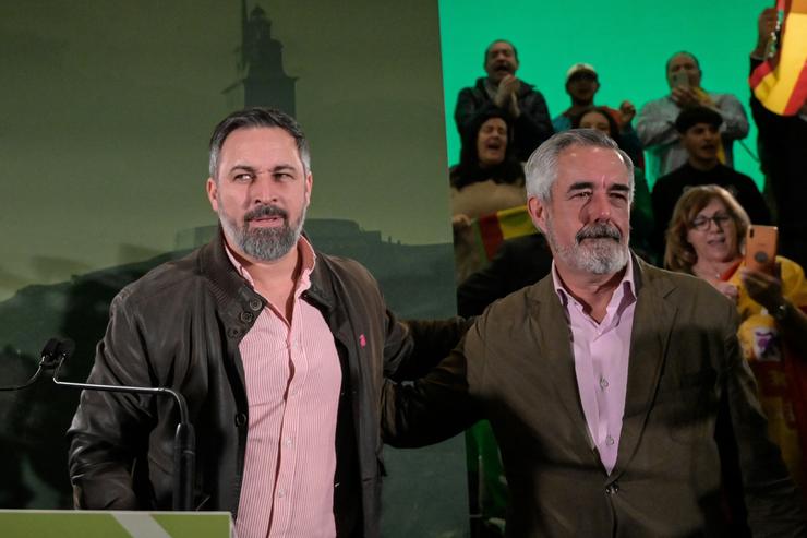 O presidente de Vox, Santiago Abascal, no mitin de peche de campaña xunto ao candidato da formación á Presidencia, Álvaro Díaz-Mella 