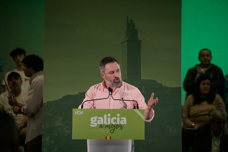O líder de Vox, Santiago Abascal, intervén durante o peche da campaña electoral de Vox 