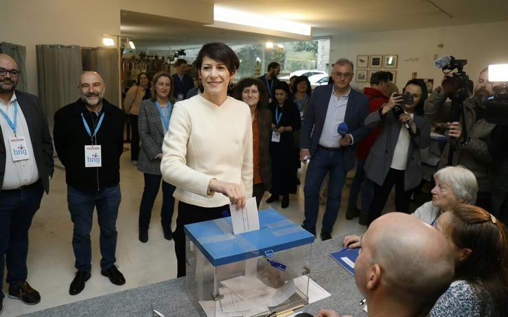 A candidata nacionalista, Ana Pontón, a primeira en votar este domingo, 18 de febreiro de 2024 