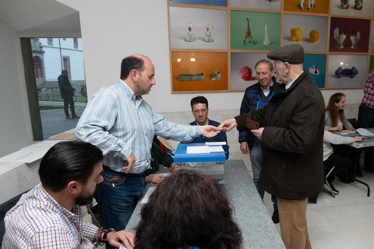 Un home exerce o seu dereito a voto, no Centro Galego de Arte Contemporánea (CGAC), a 18 de febreiro de 2024, en Santiago de Compostela / César Argina - Europa Press 