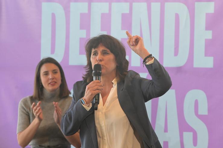 A exministra de Igualdade, Irene Montero (i), e a candidata do seu partido á Presidencia da Xunta, Isabel Faraldo (d), durante un acto de campaña de Podemos, no Palacio de Exposicións e Congresos Palexco, a 10 de febreiro de 2024, na Coruña 