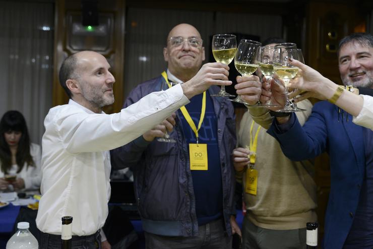 O alcalde da cidade e presidente de DO, Gonzalo Pérez Jácome (1i), e o candidato á Xunta de Galicia, Armando Ojea (2i), celebran durante o seguimento da xornada electoral dos comicios autonómicos de Galicia 