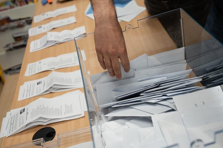 Varias persoas realizan un escrutinio de votos con motivo das eleccións autonómicas de Galicia 