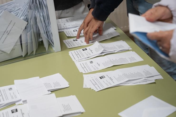 Varias persoas realizan un escrutinio de votos con motivo das eleccións de Galicia, no IES Illas Cíes 