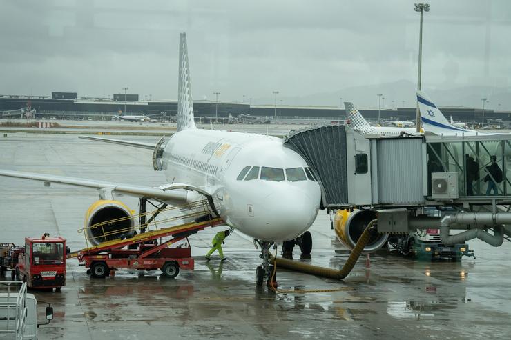 Un avión aparcado na pista no aeroporto do Prat 