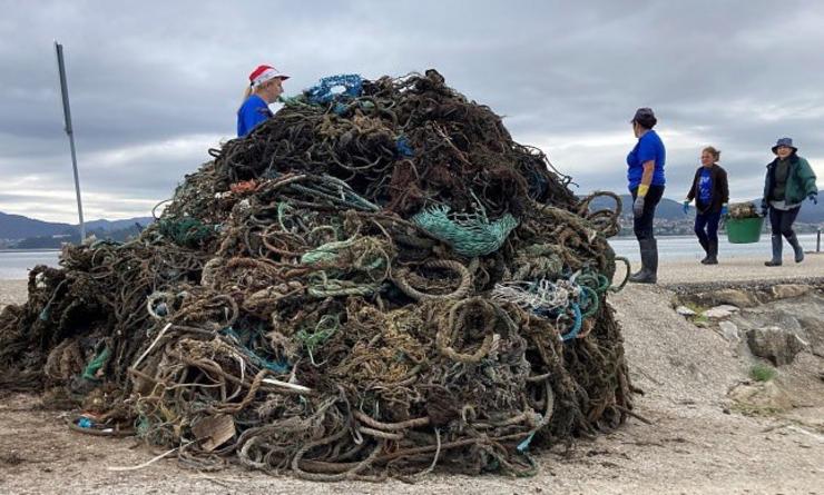 Vidros, algas e plásticos, elementos máis retirados do mar en Galicia 