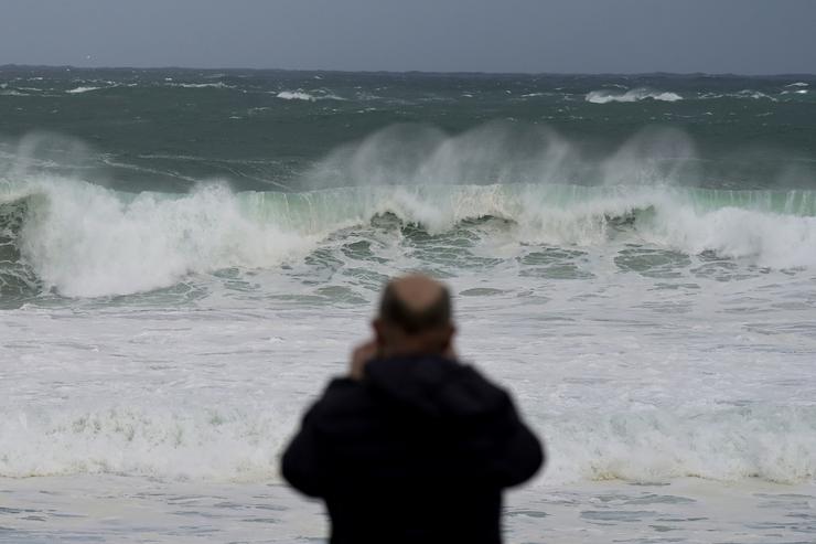 Un home observa as ondas durante a fronte meteorolóxica, a 23 de febreiro de 2024, na Coruña, Galicia (España).. M. Dylan - Europa Press 