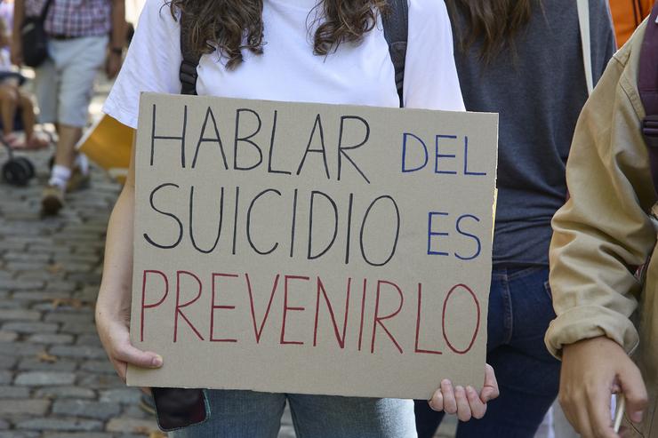 Unha persoa mostra unha pancarta durante unha manifestación para esixir un  Plan Nacional de Prevención do Suicidio, a 10 de setembro, en Madrid (España). A marcha está convocada pola plataforma S. Jesús Hellín - Europa Press - Arquivo 