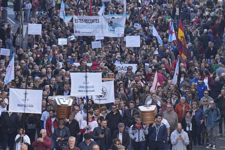 Centos de persoas durante unha manifestación en defensa da sanidade pública, no parque da Alameda. / Álvaro Ballesteros - Europa Press 