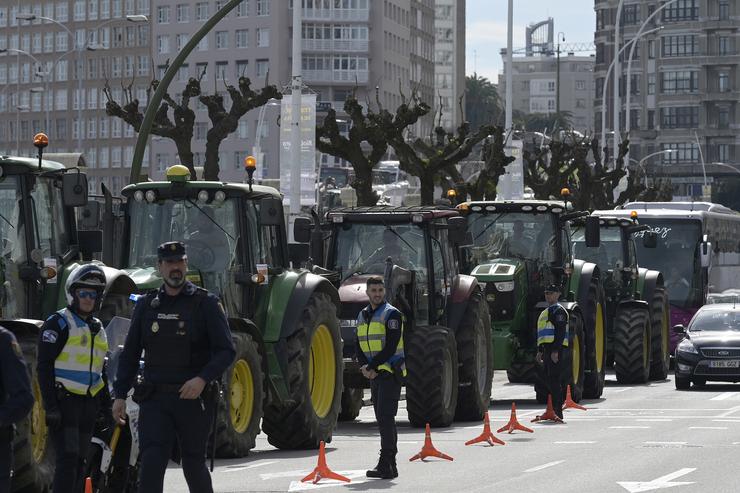 Entrada de tractores na delegación do Goberno, na Praza de Ourense, durante a décima quinta xornada de protestas dos tractores nas estradas españolas, a 20 de febreiro de 2024, en Ourense.. M. Dylan - Europa Press 
