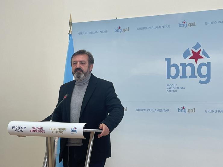 O deputado do BNG Luís Bará nunha rolda de prensa no Parlamento de Galicia. 