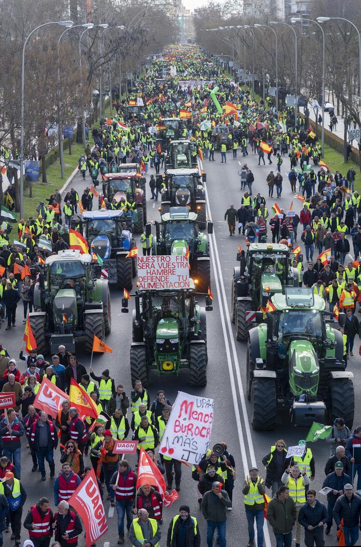 A manifestación de agricultores e tractores no Paseo da Castelá, continúa a súa marcha cara á Oficina da Comisión Europea en Madrid.