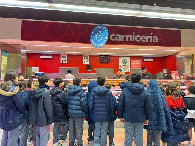 Miles de estudantes de Galicia e Castela e León visitan supermercados Gadis para aprender unha dieta equilibrada. GADIS 