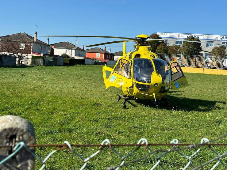 O helicóptero medicalizado con base en Santiago de Compostela intervén nun accidente  / @HELICOSANTIAGO 