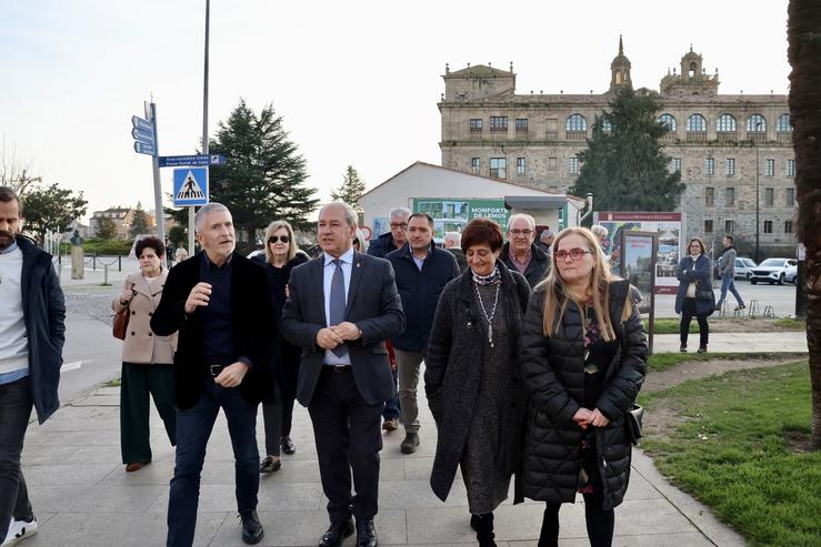 O ministro do Interior, Fernando Grande-Marlaka, nunha visita con socialistas en Monforte de Lemos 