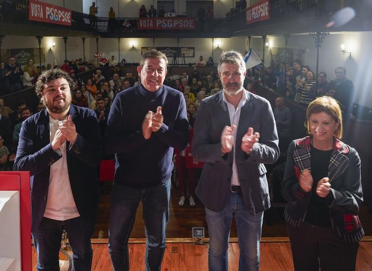O candidato do PSdeG á Presidencia da Xunta, José Ramón Gómez Besteiro, xunto ao deputado Xullo Torrado, o alcalde de Vilagarcía, Alberto Varela, e a cabeza de lista por Pontevedra, Elena Espinosa. PSDEG 