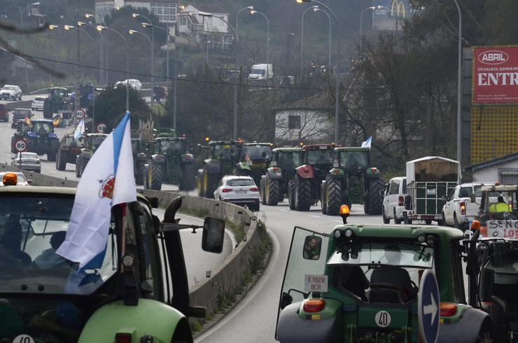 Varios tractores de agricultores chegan a Ourense durante unha manifestación na segunda xornada de protestas 