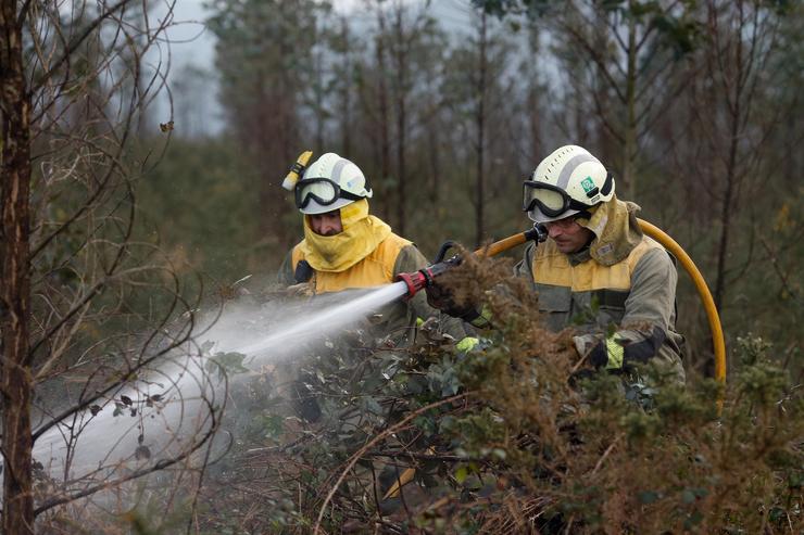 Axentes dos equipos de bombeiros traballan no lugar do incendio, a 8 de febreiro de 2024, en Trabada. Carlos Castro - Europa Press