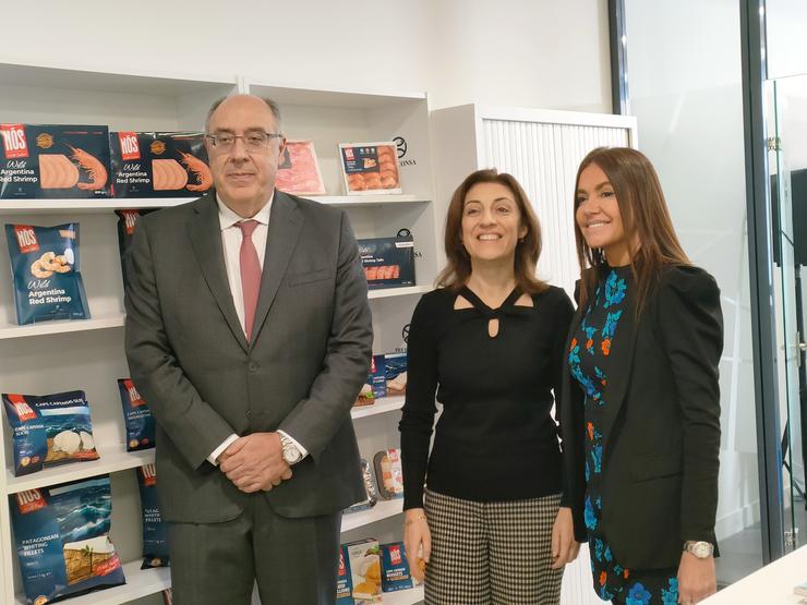 A conselleira de Medio Ambiente, Territorio e Vivenda, Anxos Vázquez (c), con responsables do grupo Iberconsa, nunha visita á factoría de Bouzas / Europa Press
