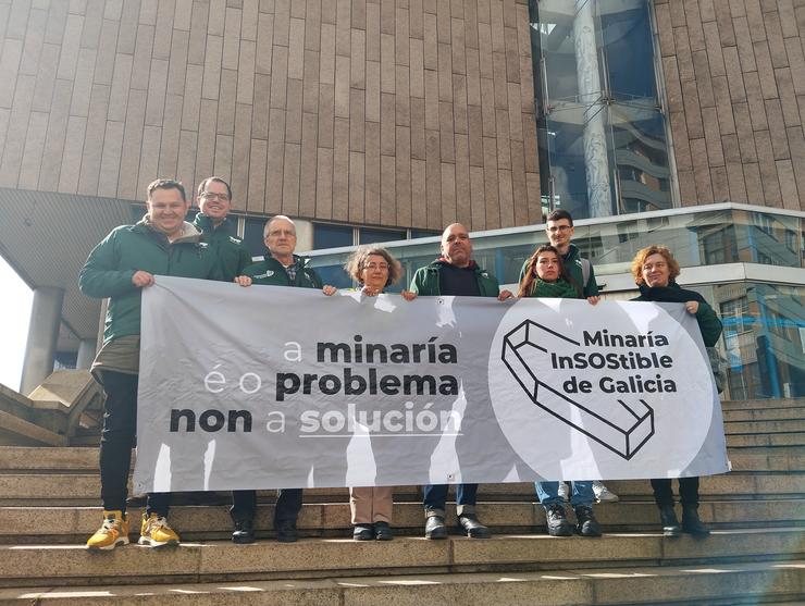 Protesta de ecoloxistas ante os xulgados pola declaración de activistas denunciados pola Cámara mineira 