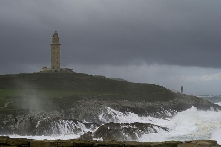Ondas durante a fronte meteorolóxica, a 23 de febreiro de 2024, na Coruña / M. Dylan - Arquivo / Europa Press