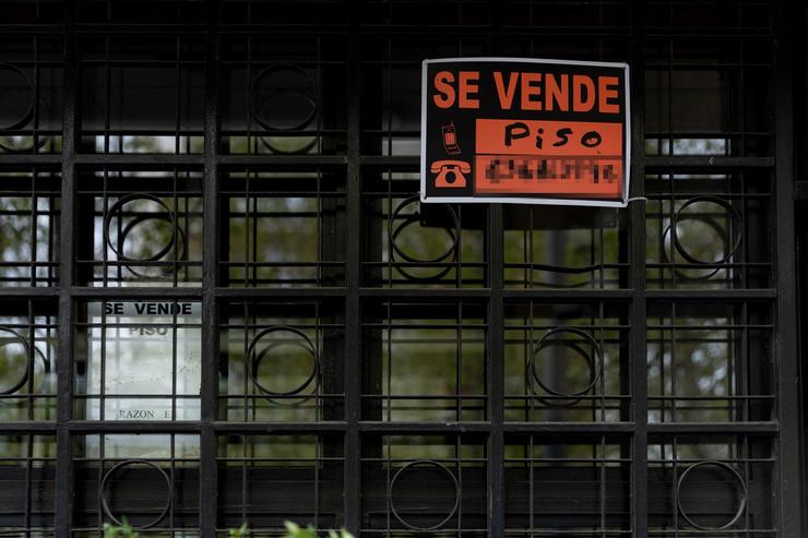 Un cartel de 'véndese' nun portal dun edificio. Eduardo Parra - Europa Press 