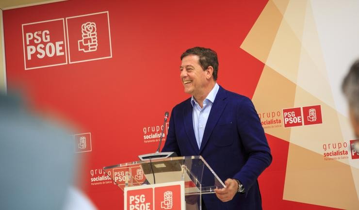 O portavoz parlamentario do PSdeG, José Ramón Gómez Besteiro, en rolda de prensa na Cámara galega.. PSDEG 