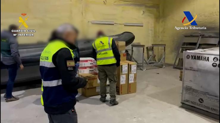 Imaxe dun rexistro dentro da operación 'Vodka' contra fabricantes de narcolanchas en Ourense e Pontevedra para grupos do Estreito. GARDA CIVIL 