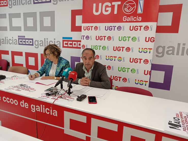 A secretaria xeral de CC.OO. De Galicia, Amelia Pérez, e o secretario xeral de UXT-Galicia, José Antonio Gómez, en rolda de prensa 